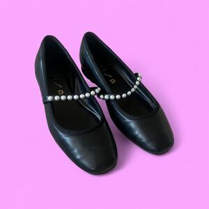 UNISA Size 7 chic Black leather ballet flats with pearl embellishment